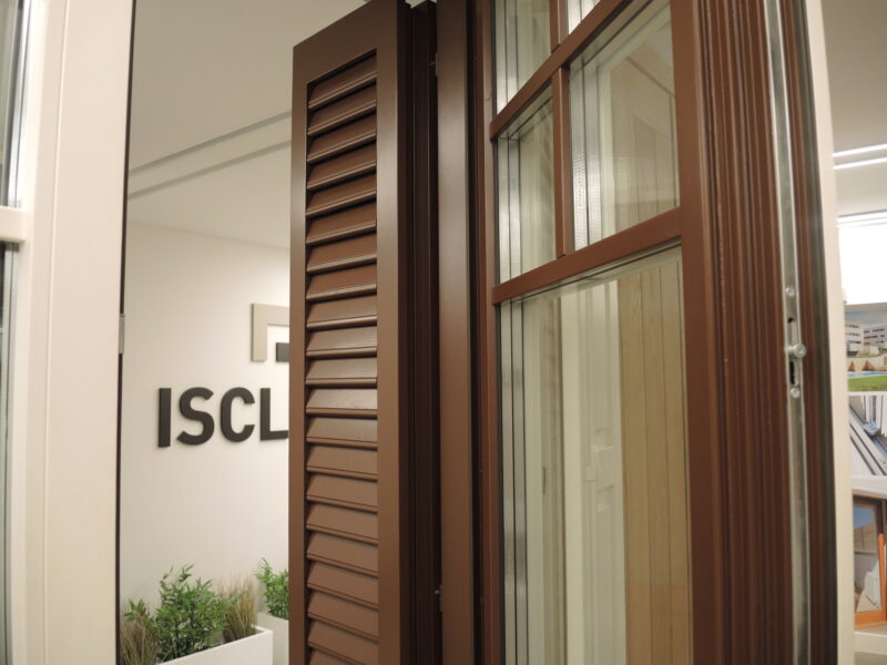Bicolor, contraventana y persianas de librillo