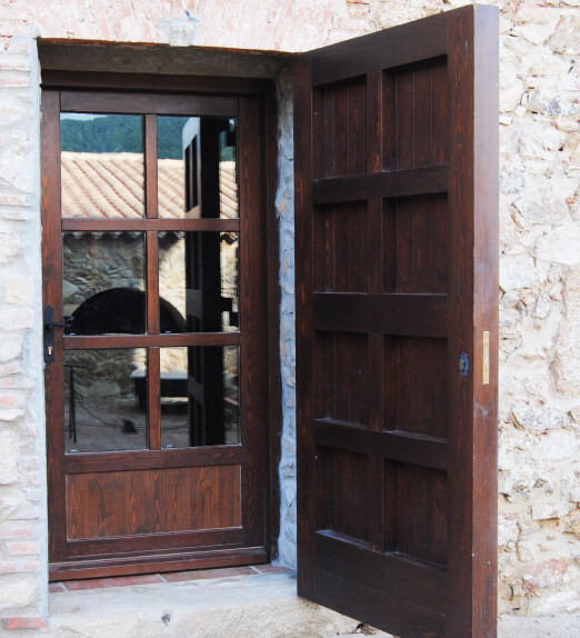 https://www.iscletec.com/img/productos/puertas/galeria/puerta-de-madera-9.jpg